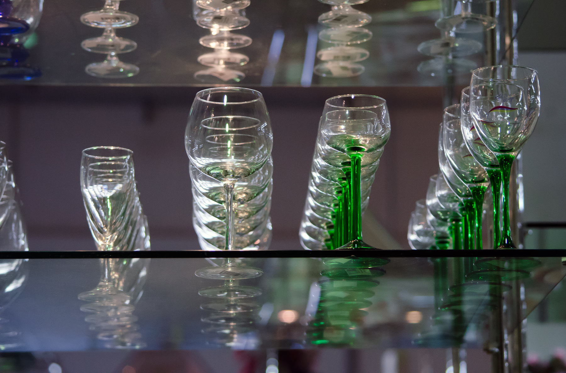 Weingläser in einer Vitrine